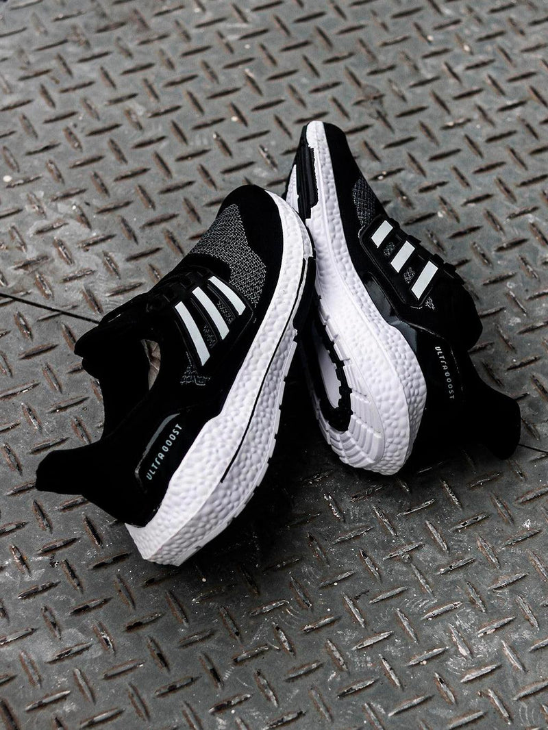 ULTRABOOST PRETO BRANCO - Santa Cruz