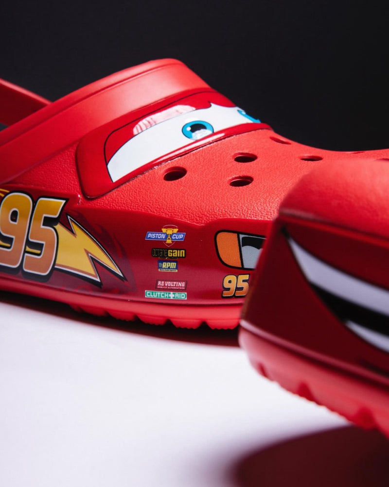 Crocs McQueen +5 Jibbitz Grátis (Últimos pares)