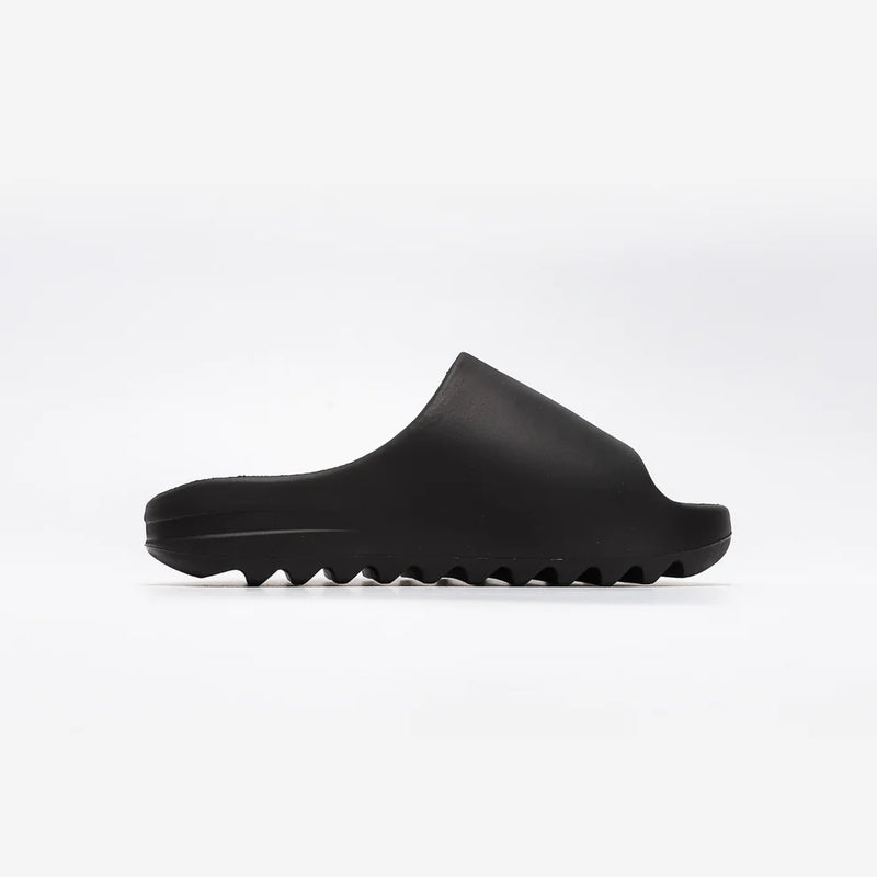 CHINELO ADIDAS YEEZY SLIDE "ONYX" - Santa Cruz